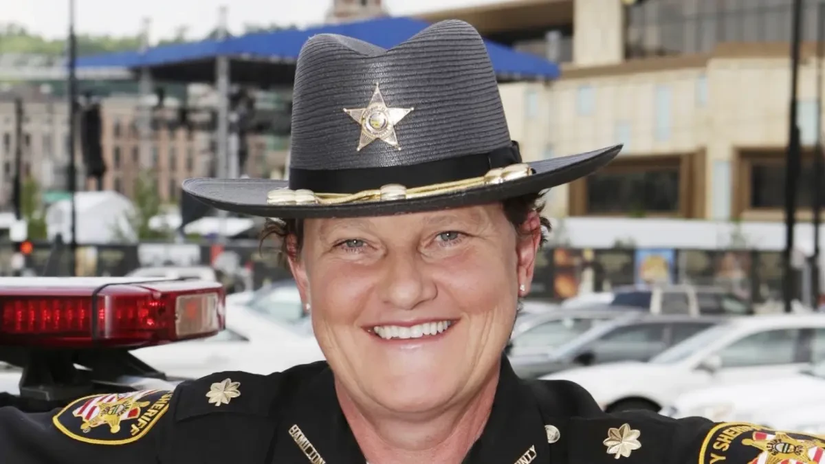 Una agente denuncia que fue despedida por el sheriff de su condado por ser lesbiana... Ahora ella será la sheriff