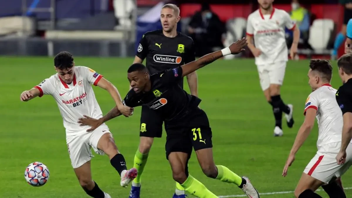 Remontada épica de un Sevilla con diez jugadores para seguir invicto en Champions