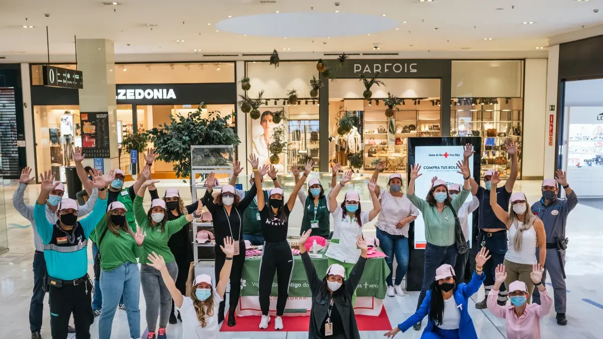 Los Arcos 'saca pecho' contra el cáncer de mama y colabora con la AECC en su labor de concienciación