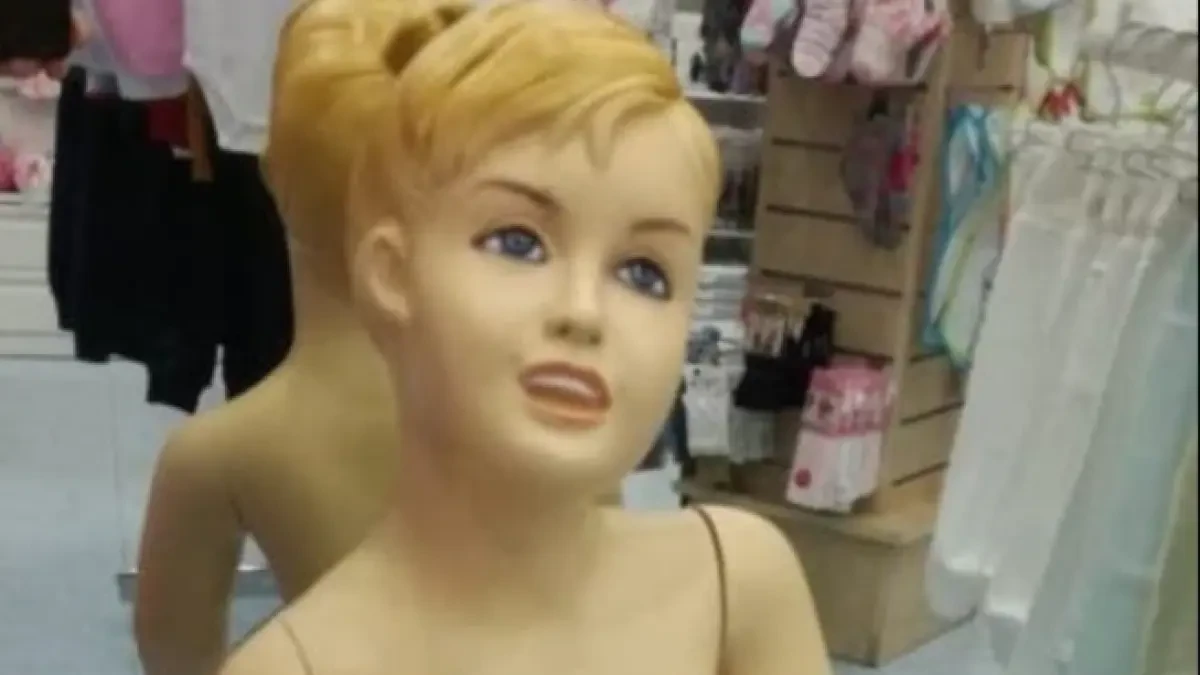 El perturbador anuncio de una mujer que vende un maniquí de niño porque 