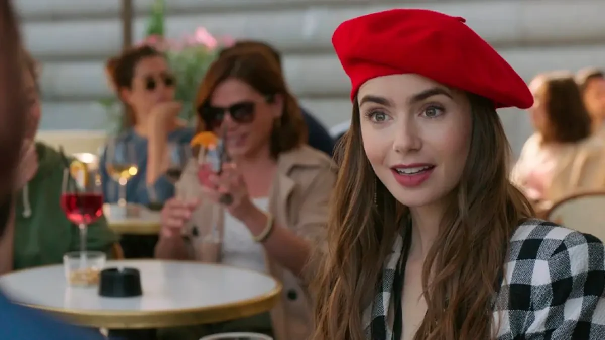 'Emily en París' desata la locura por los sombreros: sus ventas han aumentado casi un 50%