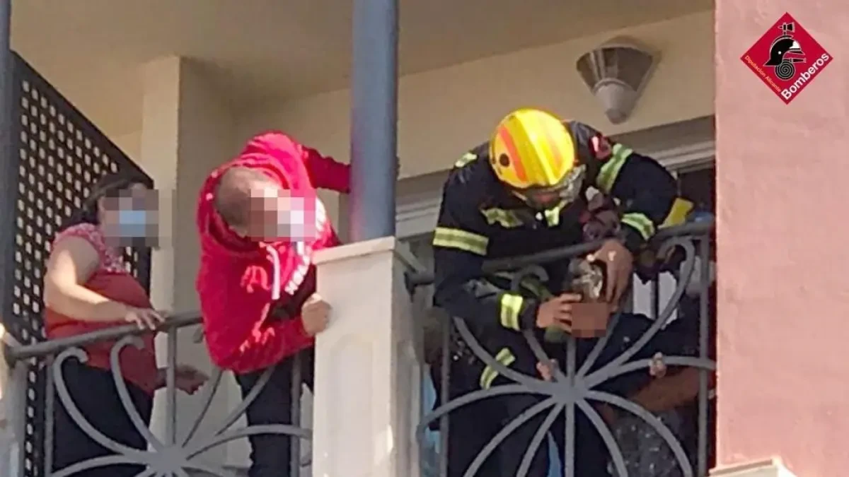 Bomberos auxilian a un niño de dos años con la cabeza atrapada en la barandilla de un hotel de Alicante