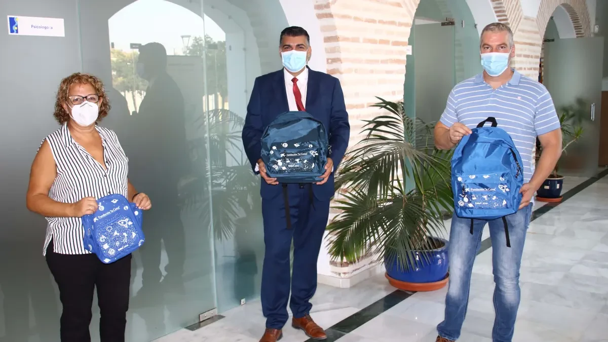 El Ayuntamiento de La Carlota recibe 100 mochilas con material escolar de la Obra Social La Caixa