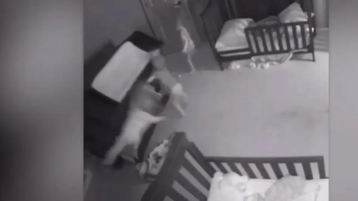 La travesura que pudo costar cara: un mueble cae sobre unos trillizos que lo habían escalado