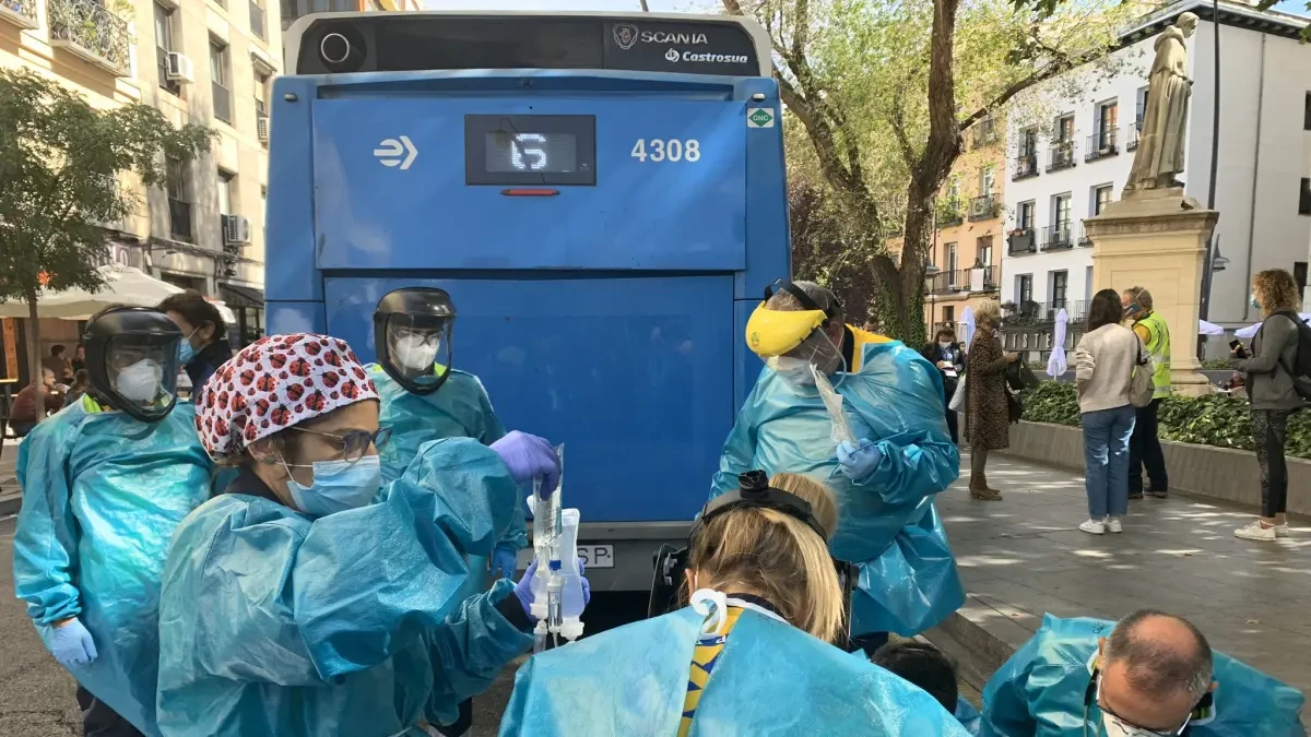 Un autobús de la EMT atropella de gravedad a una mujer en la plaza de Tirso de Molina