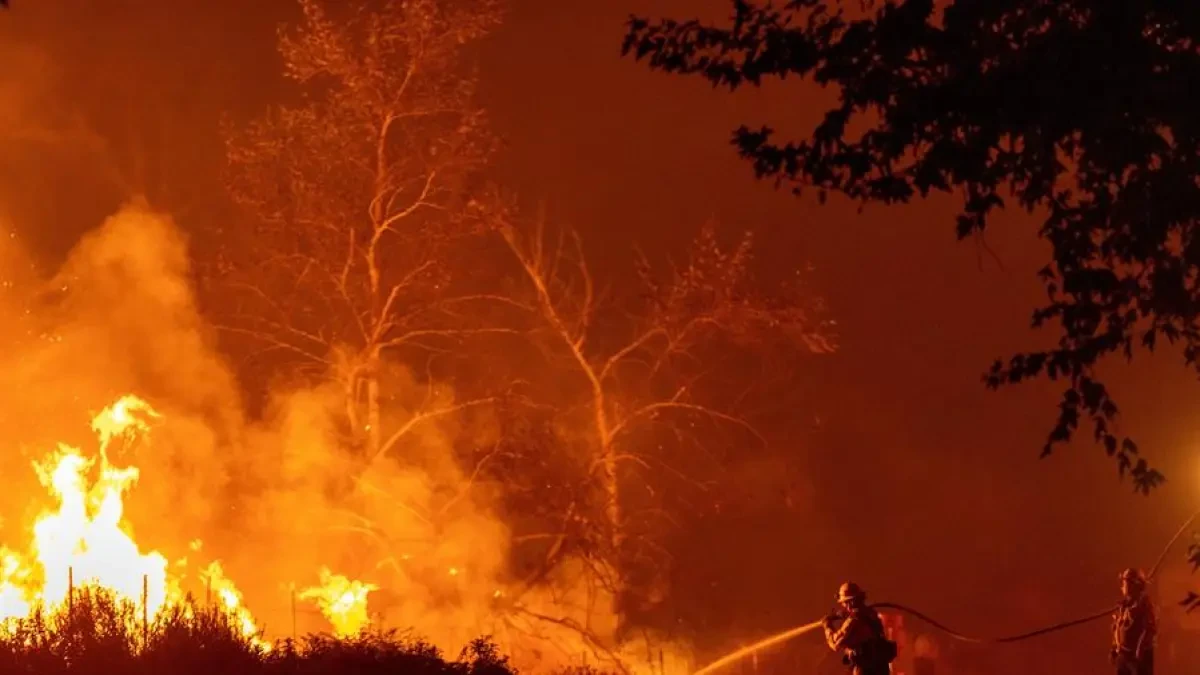 California sigue en llamas: el incendio al norte de Los Ángeles dobla su tamaño y obliga a evacuar a más población
