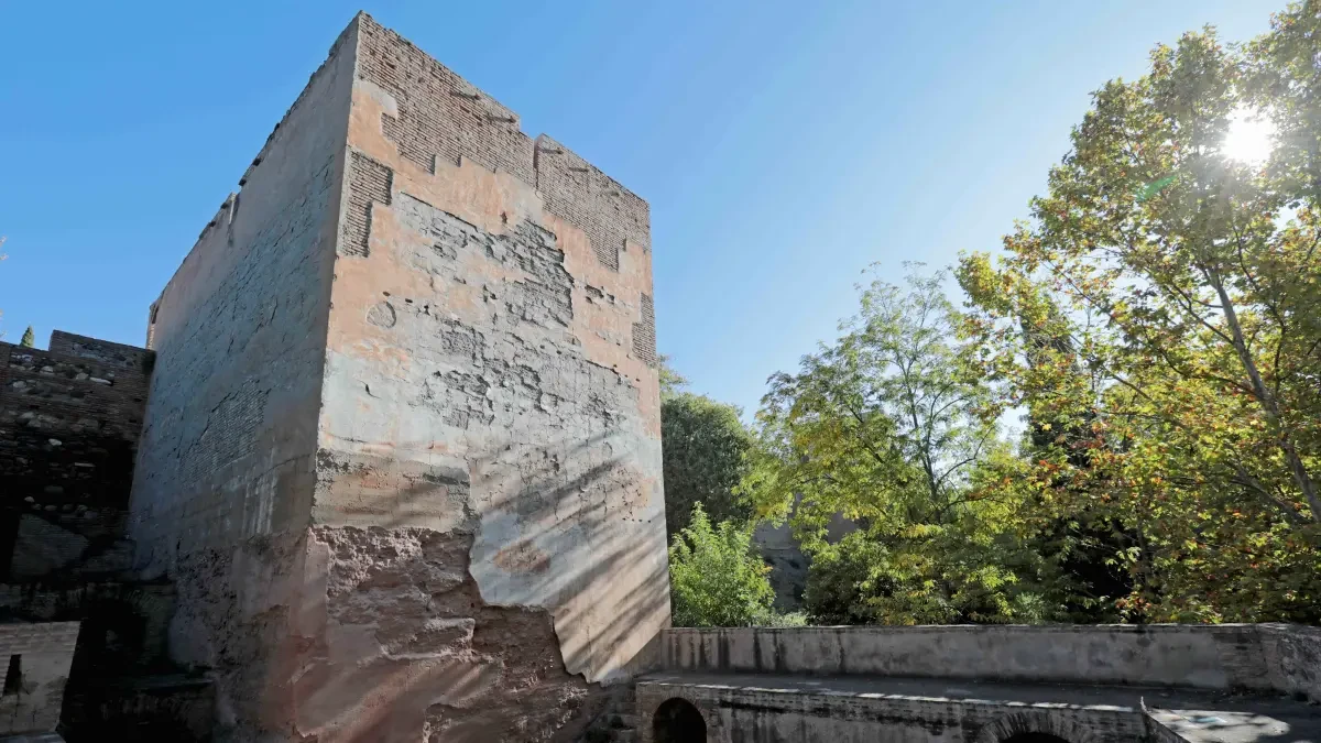 La Alhambra interviene en la cubierta de la Torre de las Cabezas para mejorar su estado de conservación
