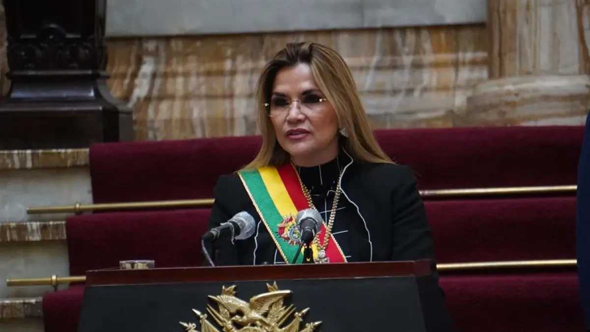 La presidenta interina de Bolivia, Jeanine Áñez, se retira de la carrera electoral