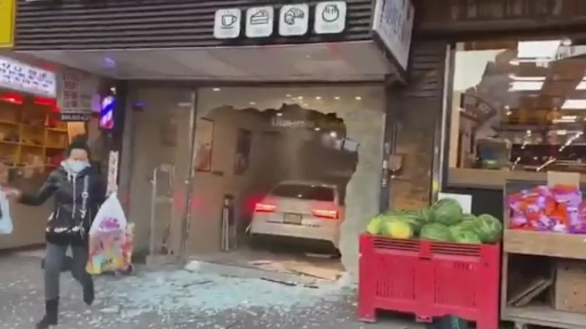 Un coche destruye una panadería cuando intentaba atropellar a otro conductor tras discutir por un estacionamiento