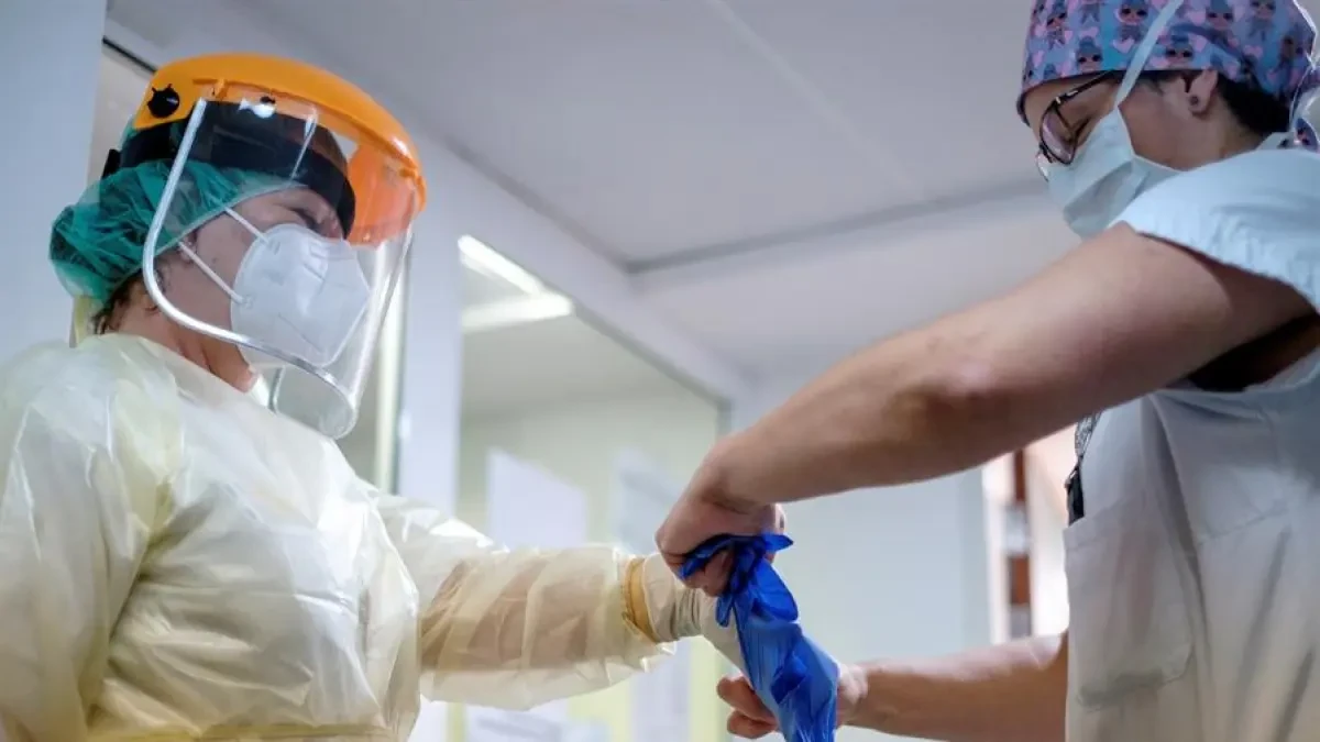 Un 40% de los sanitarios que dieron positivo tenían la COVID-19 de forma asintomática