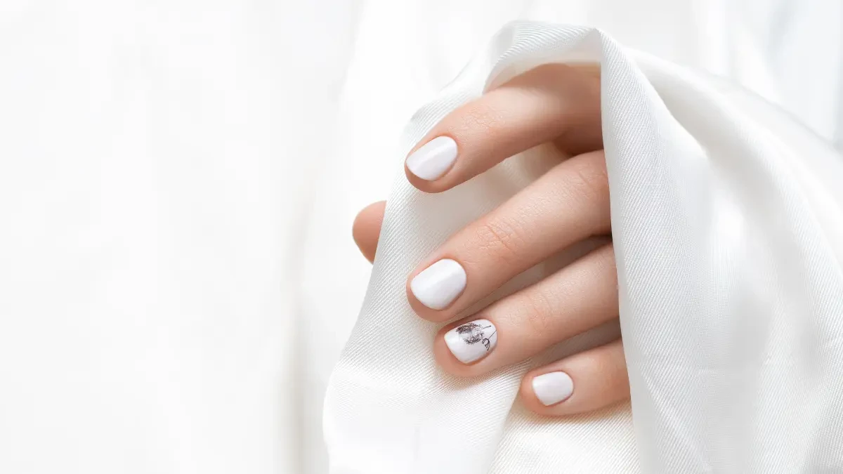 La manicura 'milky' con efecto 'lifting' que es capaz de rejuvenecer nuestras manos