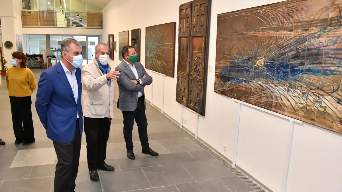 Visita institucional en Tomares a la muestra 