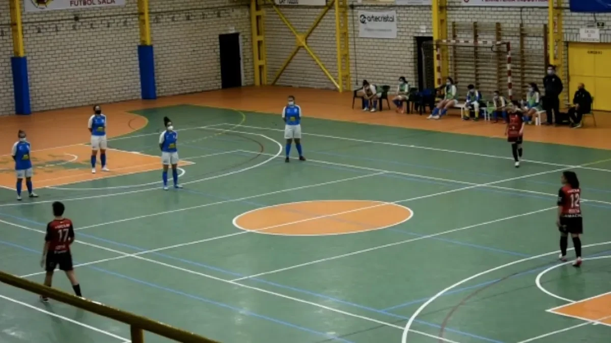 Un equipo femenino de fútbol sala se planta en pleno partido y decide no jugar sin mascarilla