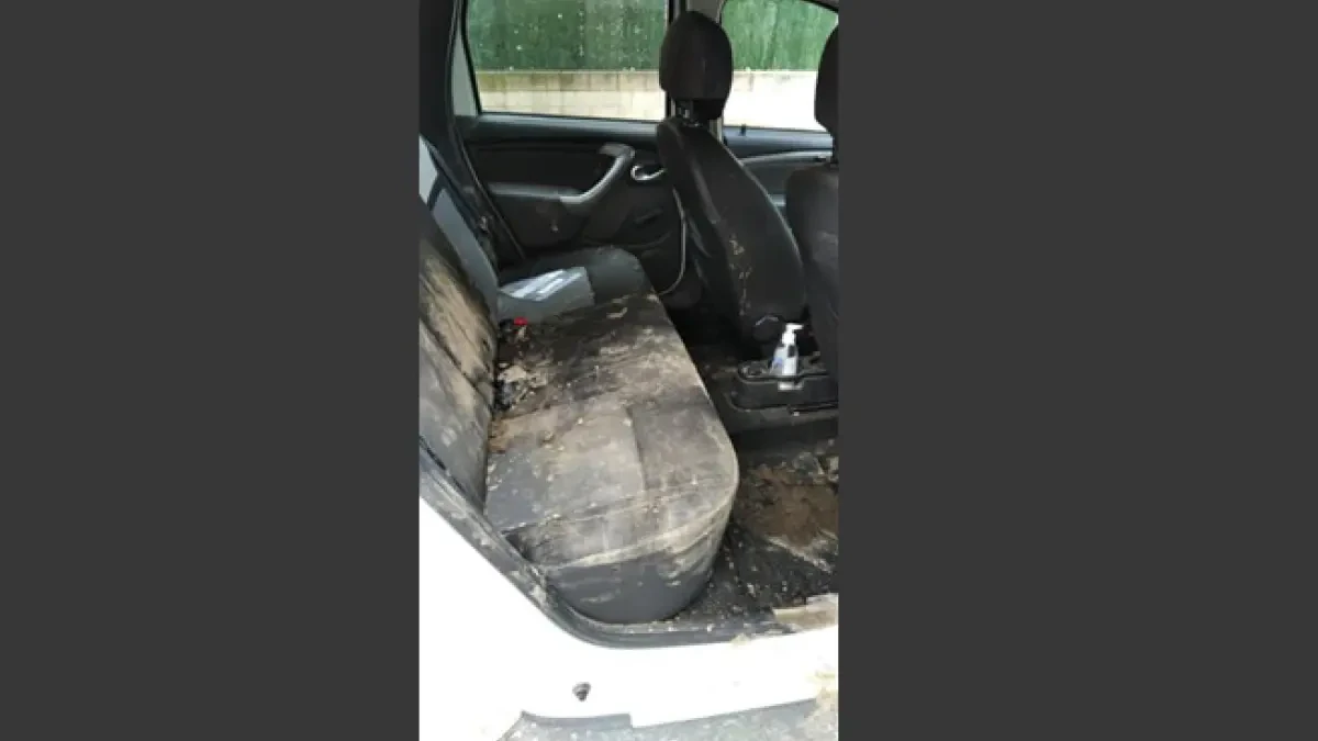 Destrozan a pedradas un coche de la Policía por desalojar un botellón