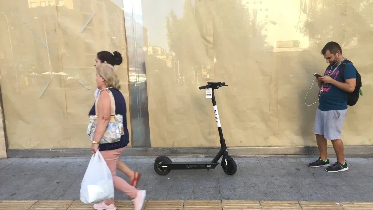 Los controladores del SER multarán por aparcar mal las bicis, patinetes y motos en la acera