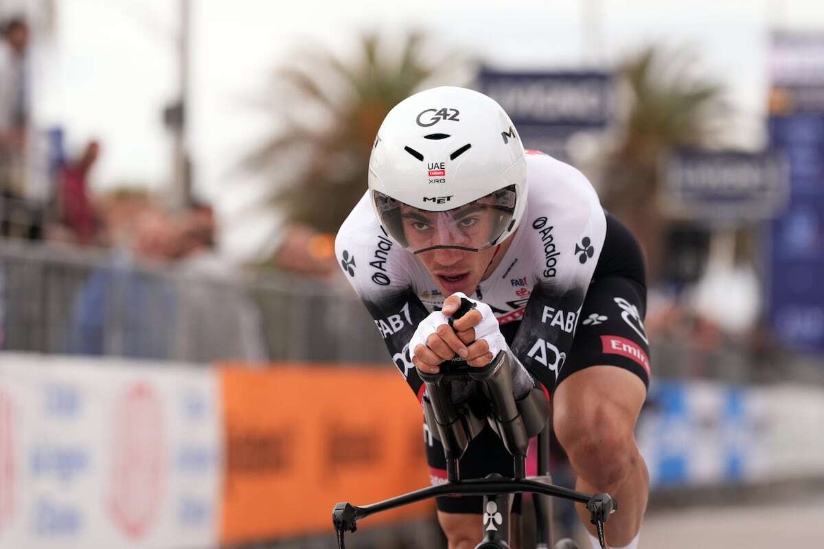 Juan Ayuso, segundo en la crono de la Tirreno que se llevó Ganna