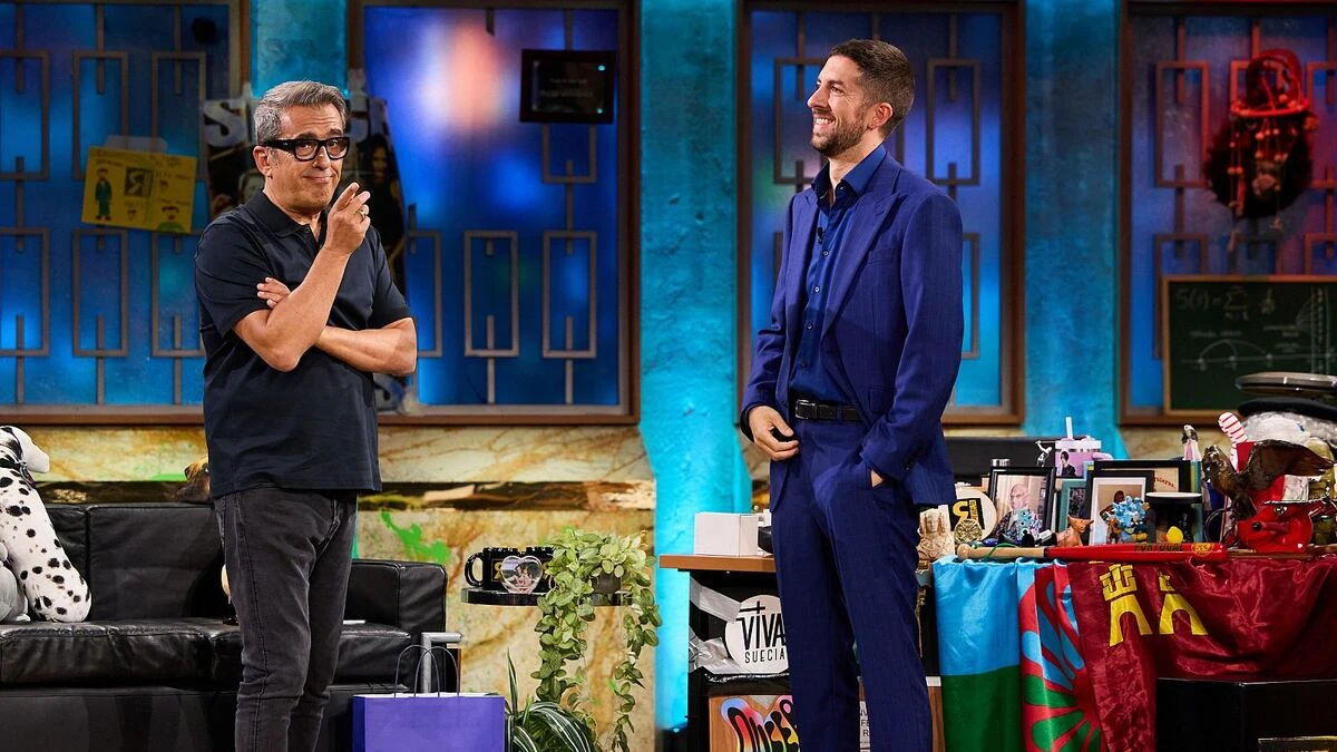 Buenafuente, descubridor de Broncano, resume en ‘La revuelta’ su prestigiosa carrera televisiva: 40 años contados en un par de minutos