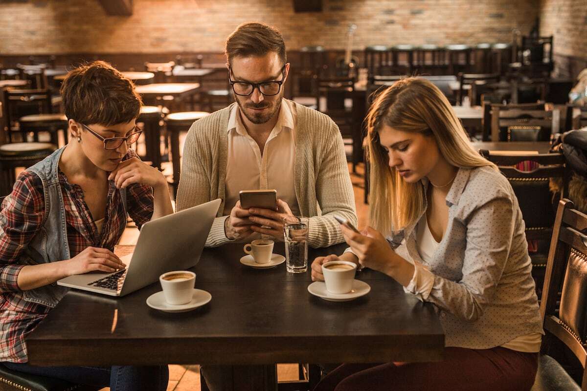 ¿Sentirse aislado cuando alguien saca el móvil en medio de una conversación? Cuándo el ‘phubbing’ empieza a ser un problema