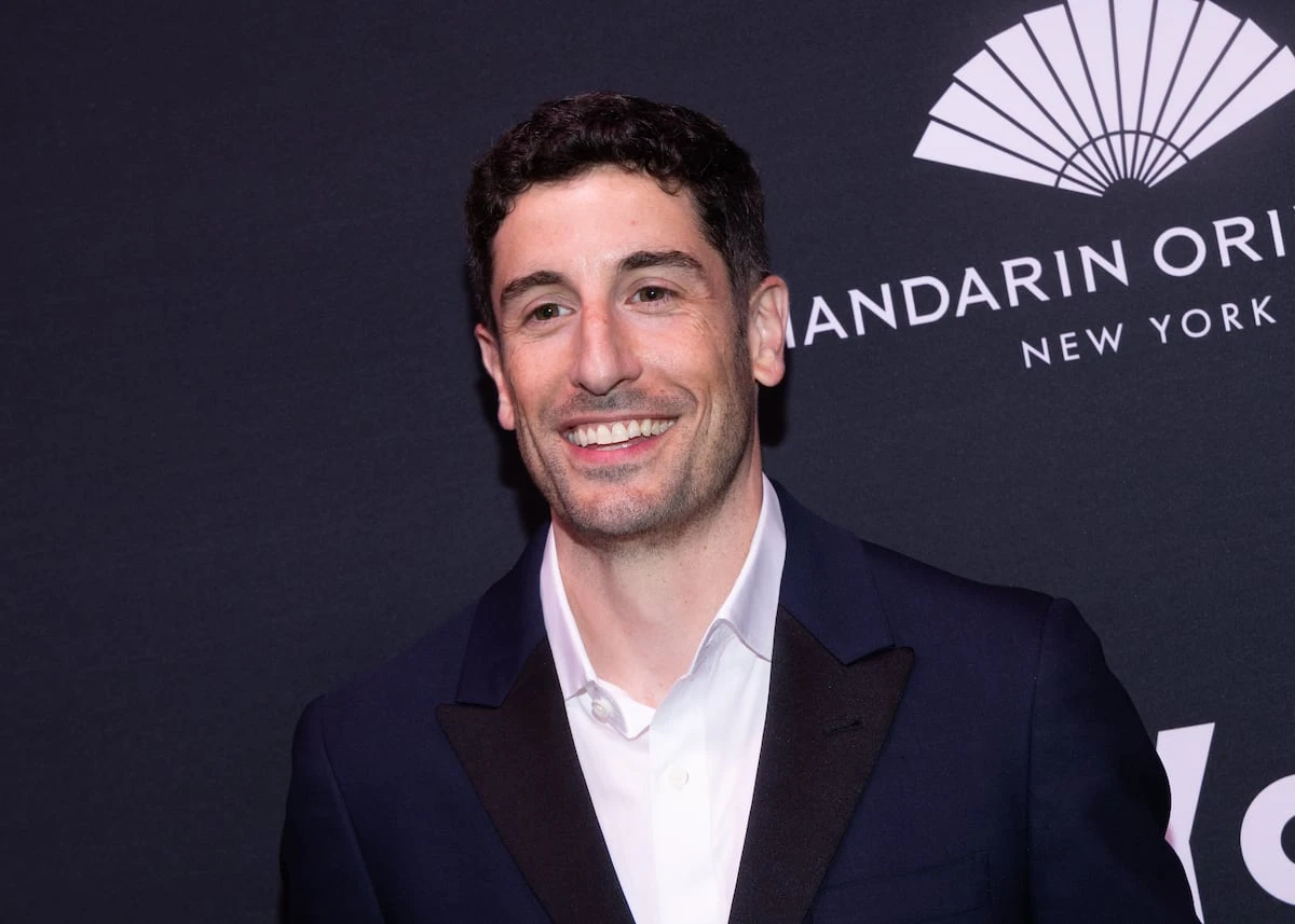 Jason Biggs, protagonista de ‘American Pie’, revela su batalla contra las drogas y el alcohol: “Me metí en el contenedor de basura y saqué la bolsa de cocaína”