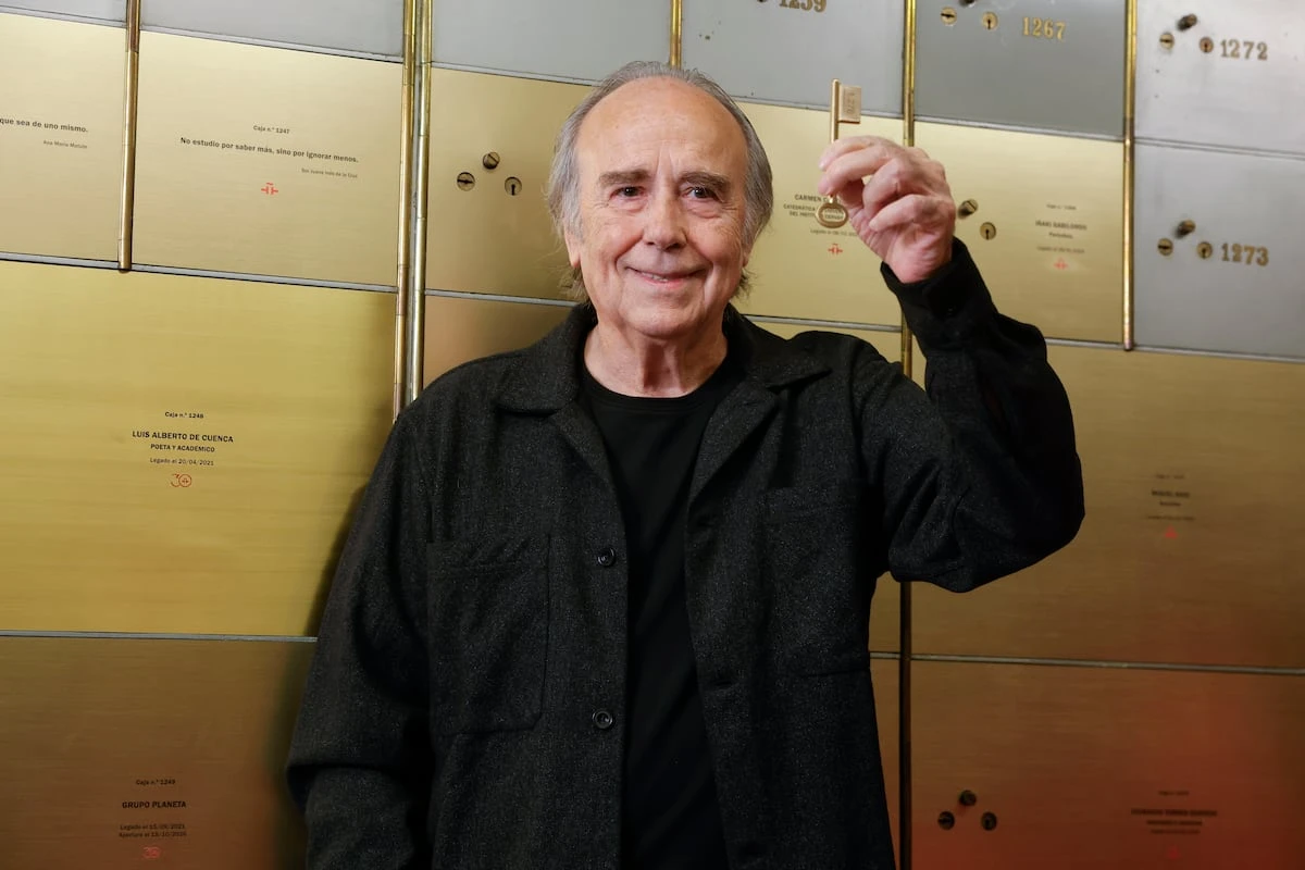 Serrat deposita su legado en la Caja de las Letras: “Es dejarme en vida entre tan buenos muertos”