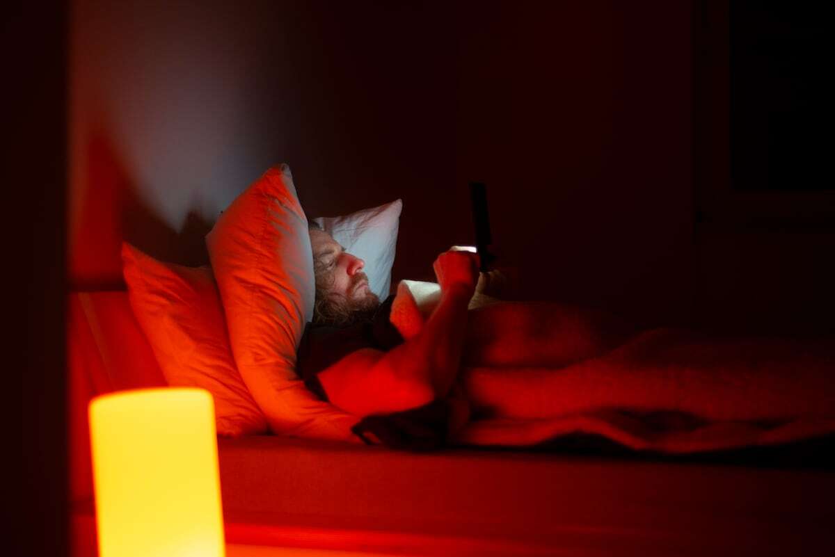 Luz roja para dormir: ¿cómo de efectivo es este remedio que promete un sueño reparador?