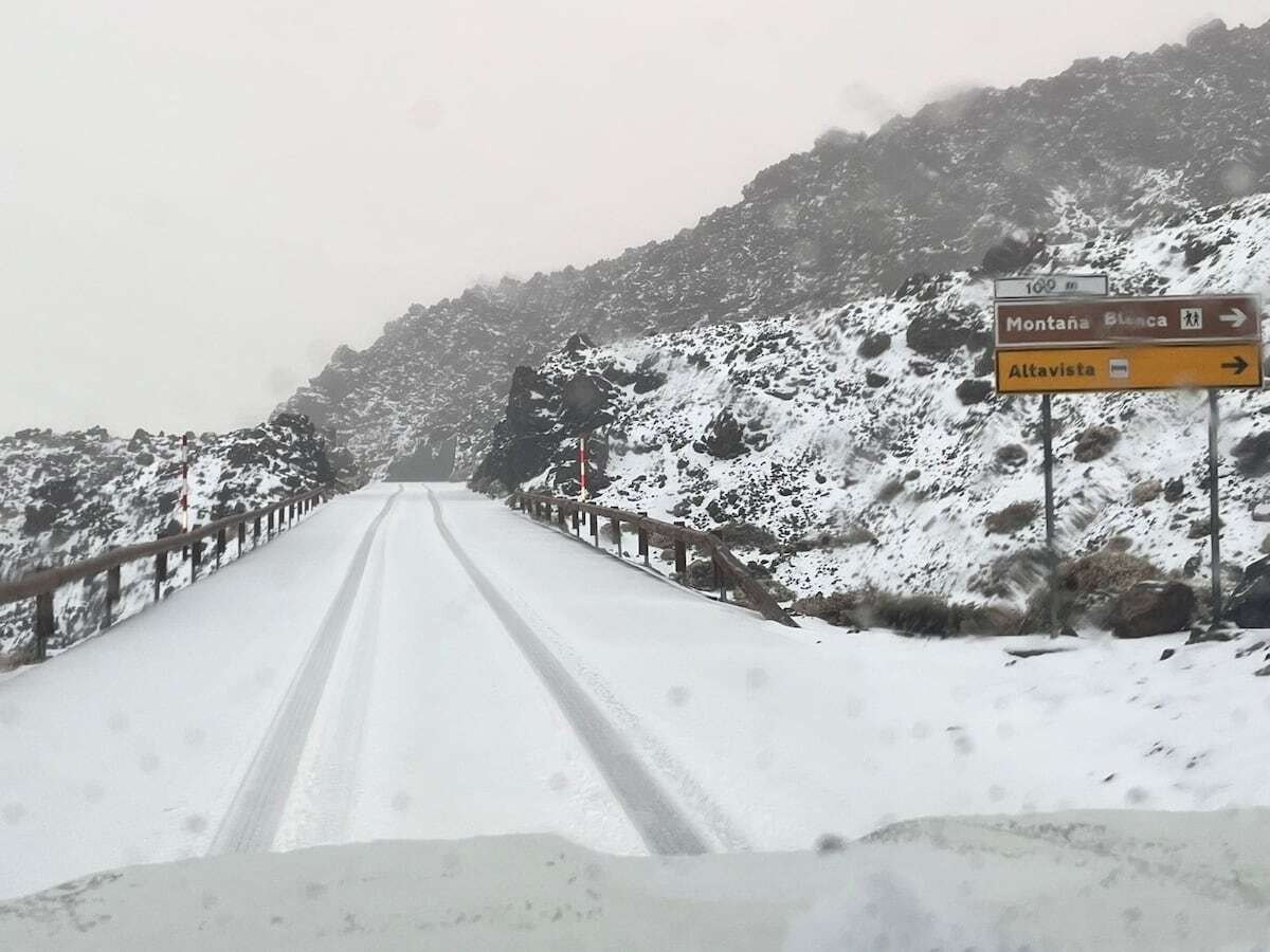 Las nevadas y las bajas temperaturas en Tenerife obligan a cortar los accesos al Teide