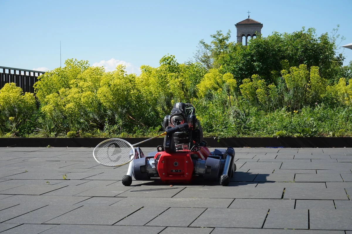 Robots con patas que juegan bádminton y hacen parkour logran coordinar percepción y movimiento