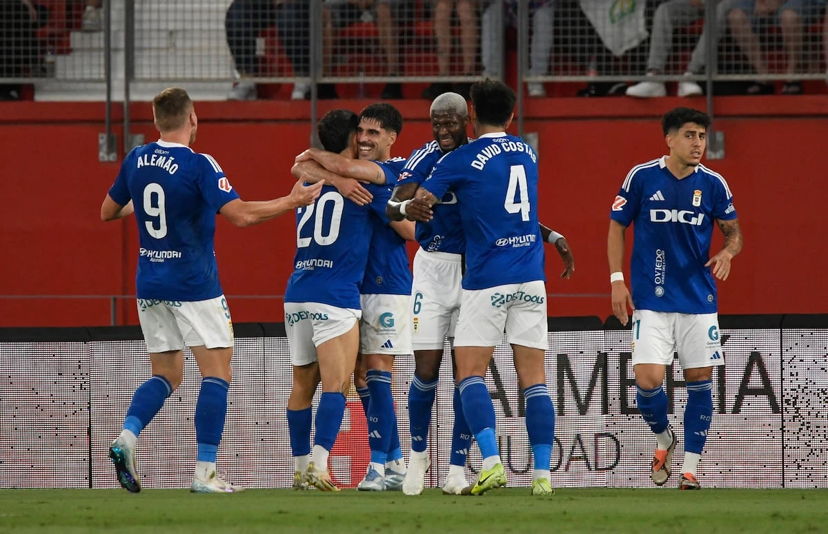 El Oviedo gana al Almería en el minuto 93 con un doblete de Nacho Vidal