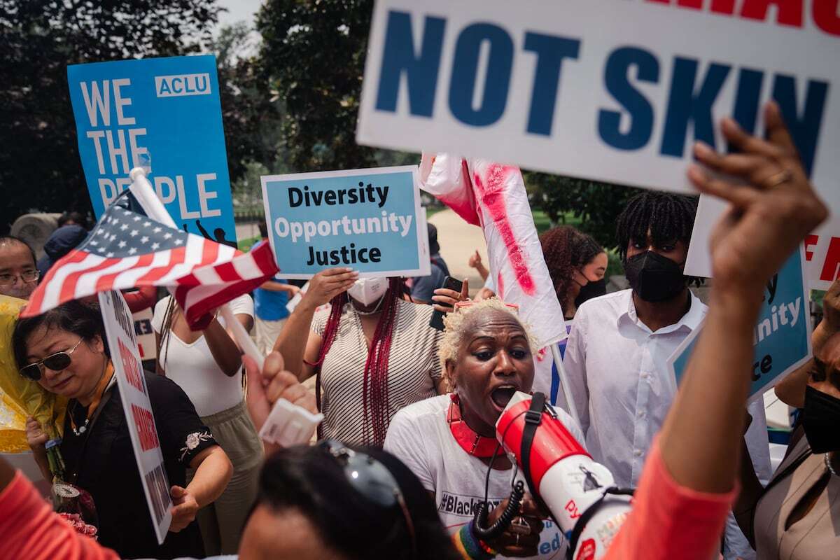 El sueño americano ya no es para todos: las matrículas de estudiantes negros en Derecho en Harvard se desploman