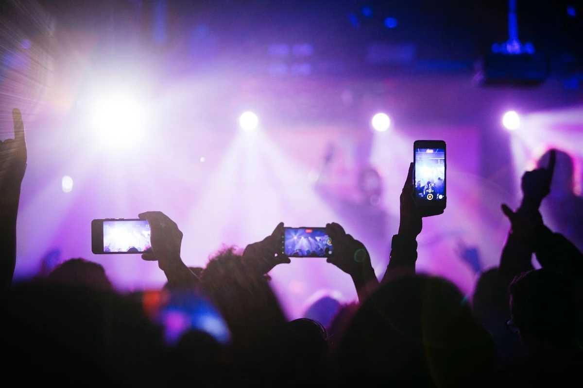 La vida en diferido: el debate entre grabar eventos para tener un recuerdo o vivirlos