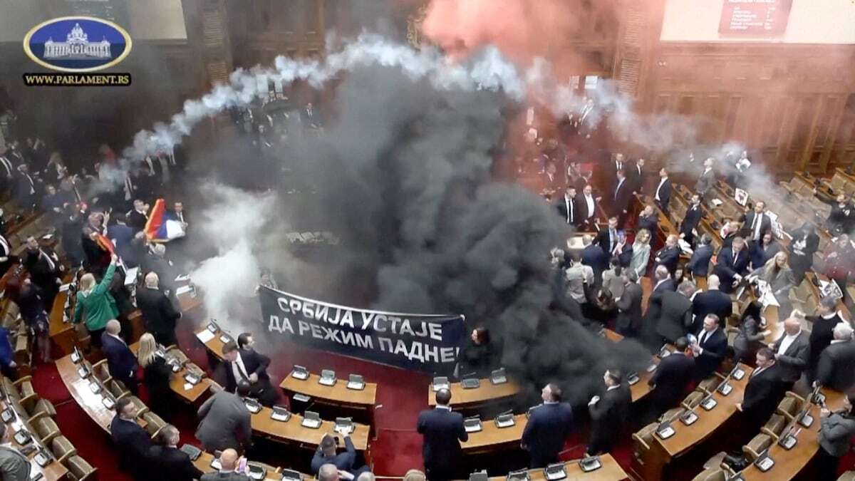 Diputados de la oposición en Serbia lanzan granadas de humo en el Parlamento