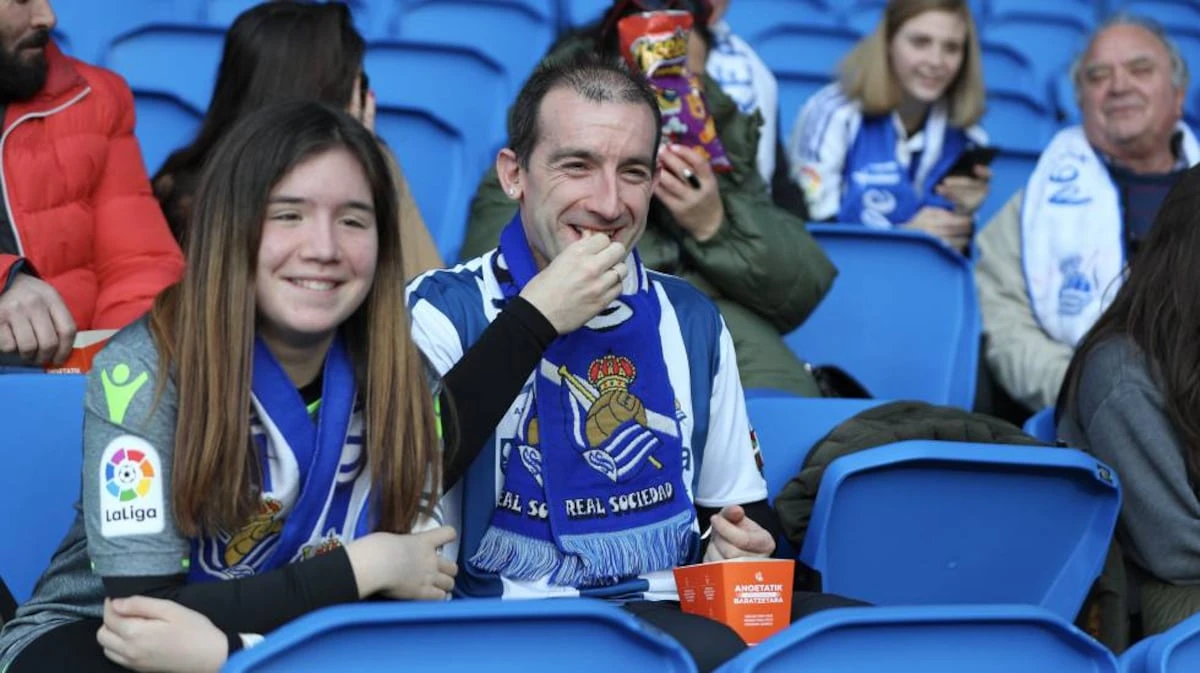 Mestalla, un espacio sin alcohol y libre de humos, donde los aficionados tienen que ver el fútbol también sin comer pipas