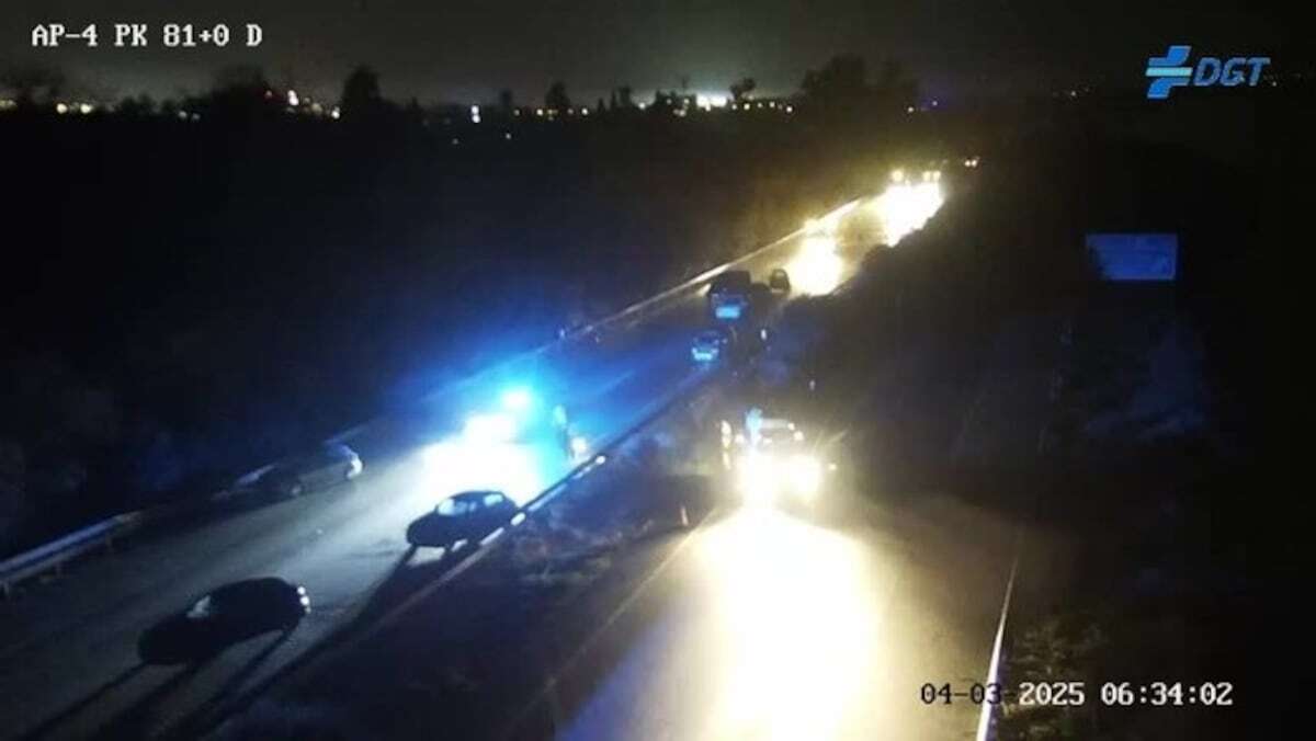 Los bomberos rescatan a 40 personas de sus vehículos tras quedar atrapados en la autopista AP-4 a causa del temporal