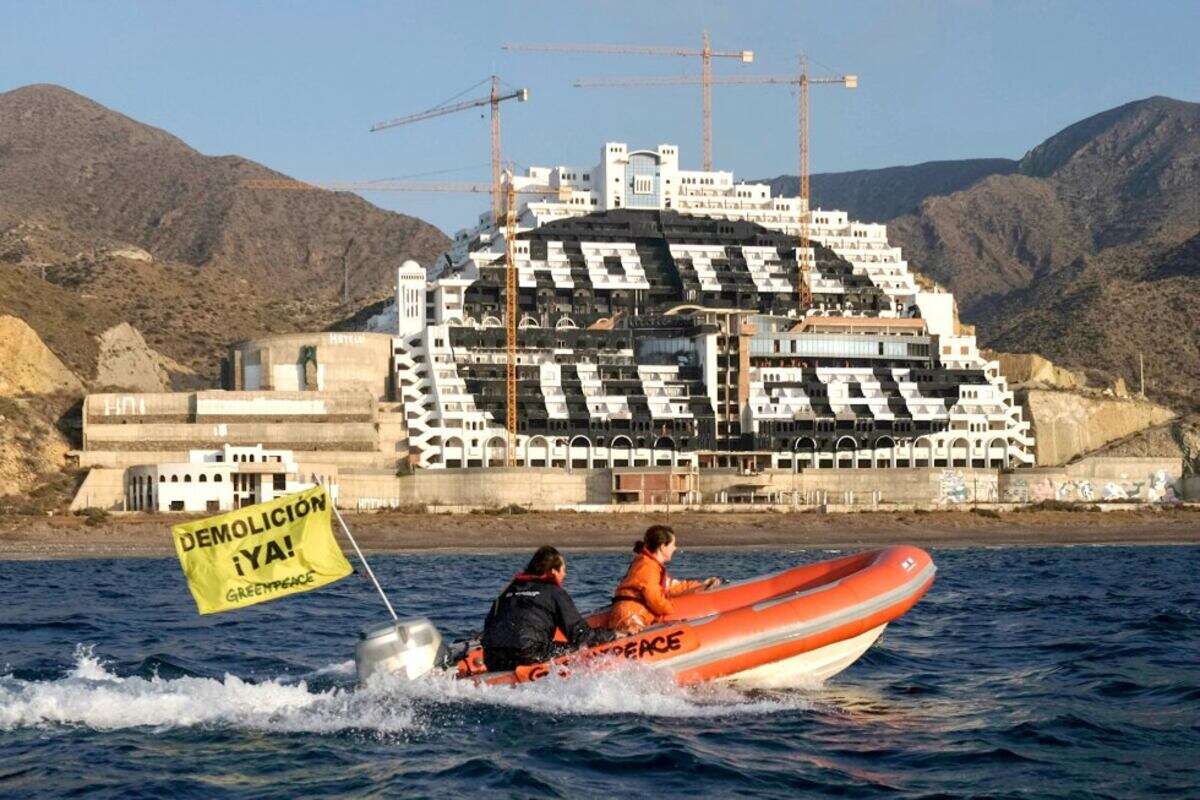 Absuelven a 28 activistas de Greenpeace en Almería