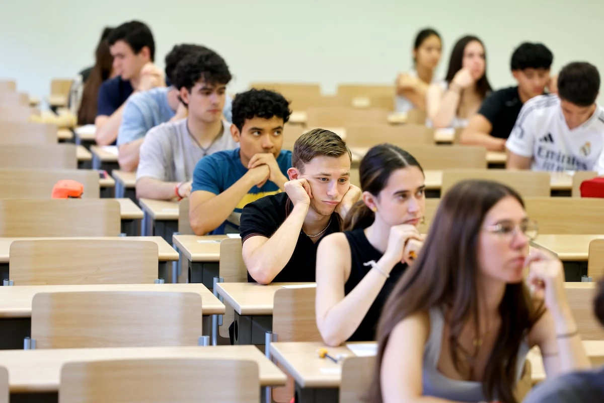 Las chicas sacan cada vez más ventaja a los chicos en educación: “Para algunos, estudiar resta masculinidad”