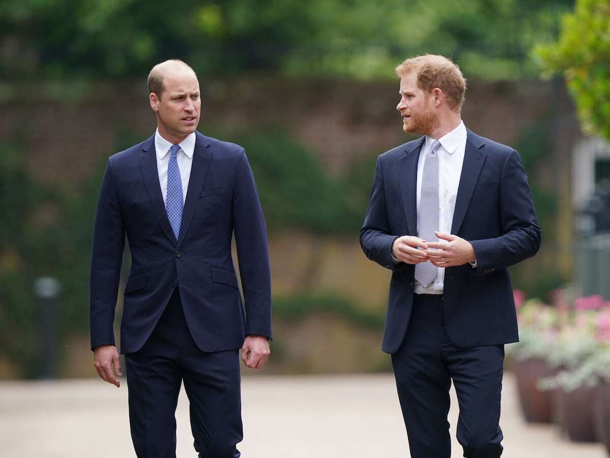 Los príncipes Guillermo y Enrique de Inglaterra mantienen las distancias en el funeral de su tío, Robert Fellowes