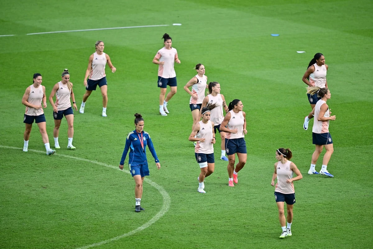 Alemania – España, en directo | María Méndez acompaña a Irene Paredes en el eje de la zaga