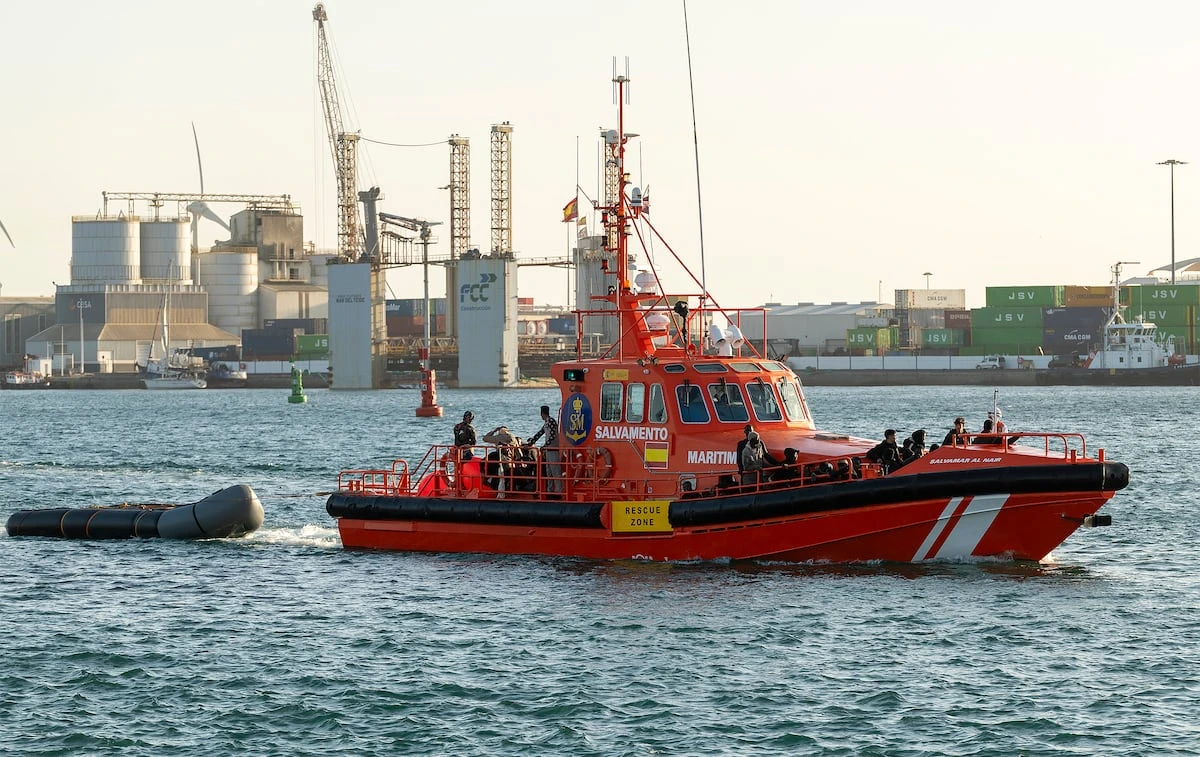Desembarcan en Lanzarote por razones humanitarias 49 polizones que viajaban en un barco procedente de Dakar