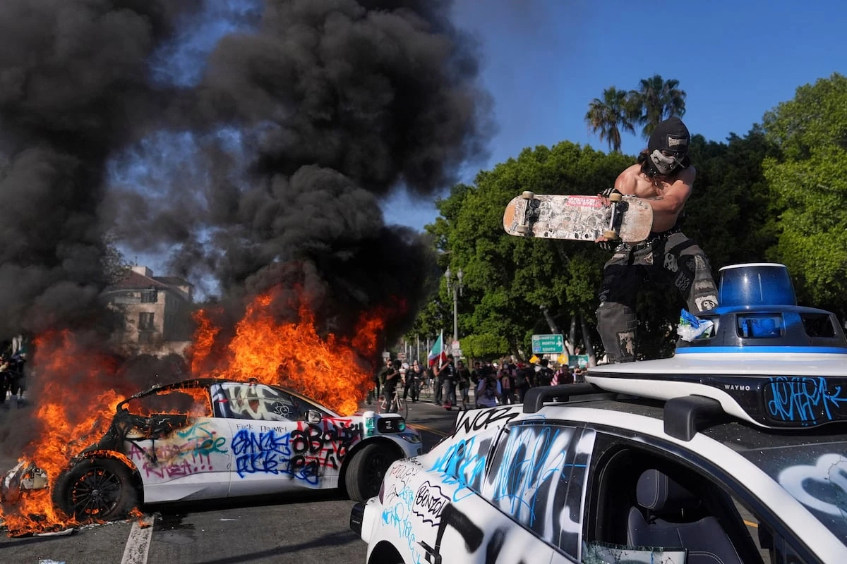 Arden Teslas, arden Waymos: porqué incendiar coches inteligentes es ya el símbolo de una época