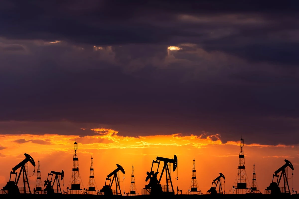 Locura en el mercado energético: el petróleo pasa de máximos a pinchar un 15% en 24 horas