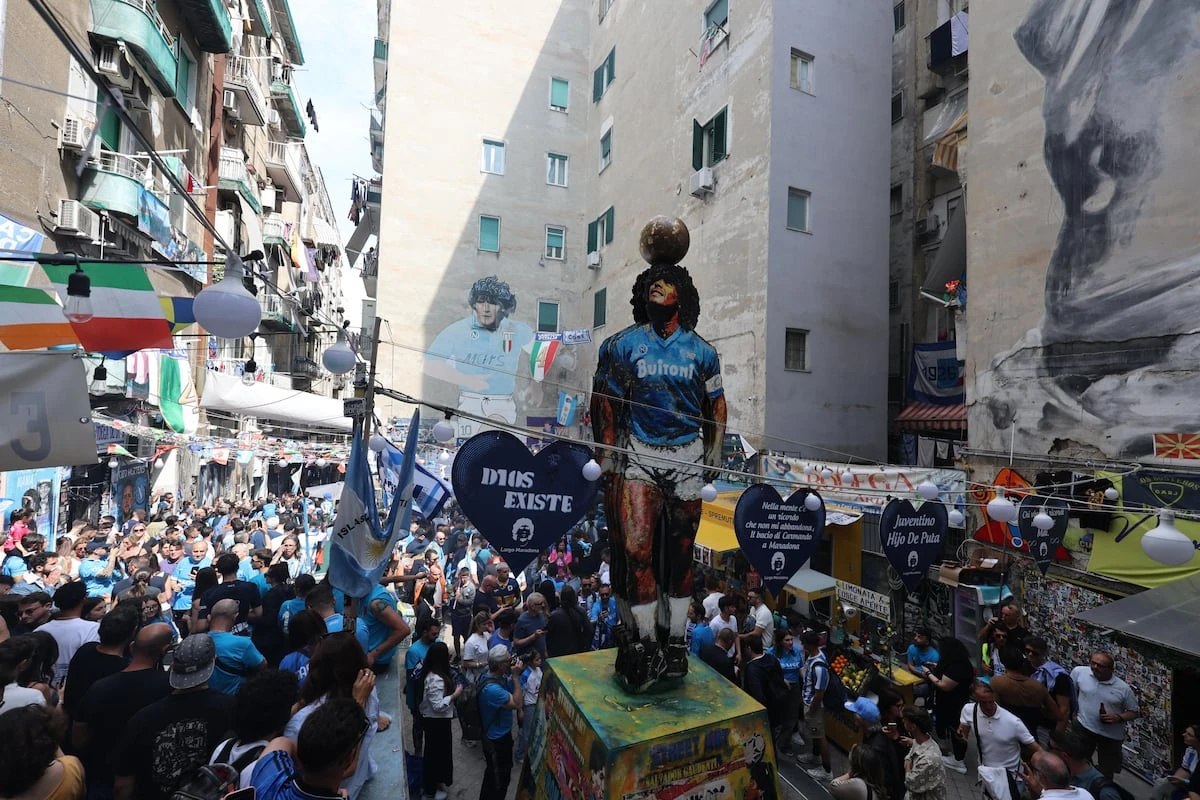 Nápoles estalla en una fiesta sin fin para celebrar su cuarto título liguero
