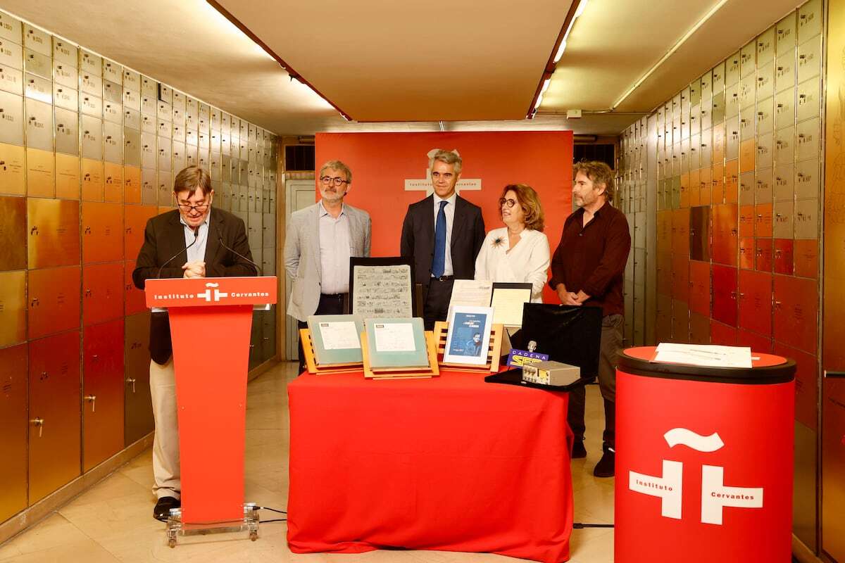 La SER deposita por su centenario su legado cultural en una bóveda del Instituto Cervantes