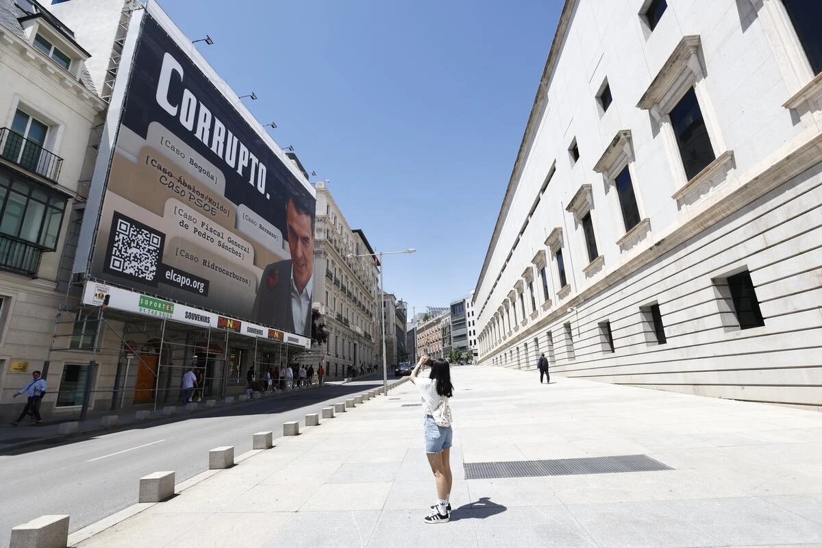 Los dueños del edificio frente al Congreso con la lona que llama “corrupto” a Sánchez piden que se descuelgue