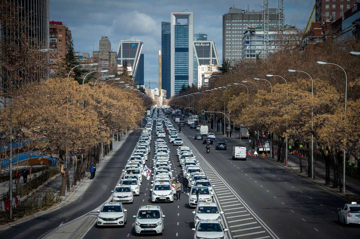 Los 60.000 taxistas estallan por la subida disparada de sus seguros de hasta el 300%