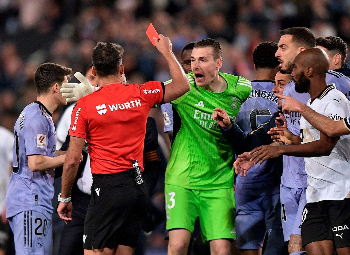 Cambios al arbitrar la Liga: solo el capitán podrá hablar con el colegiado y los agarrones continuados en el área serán penalti