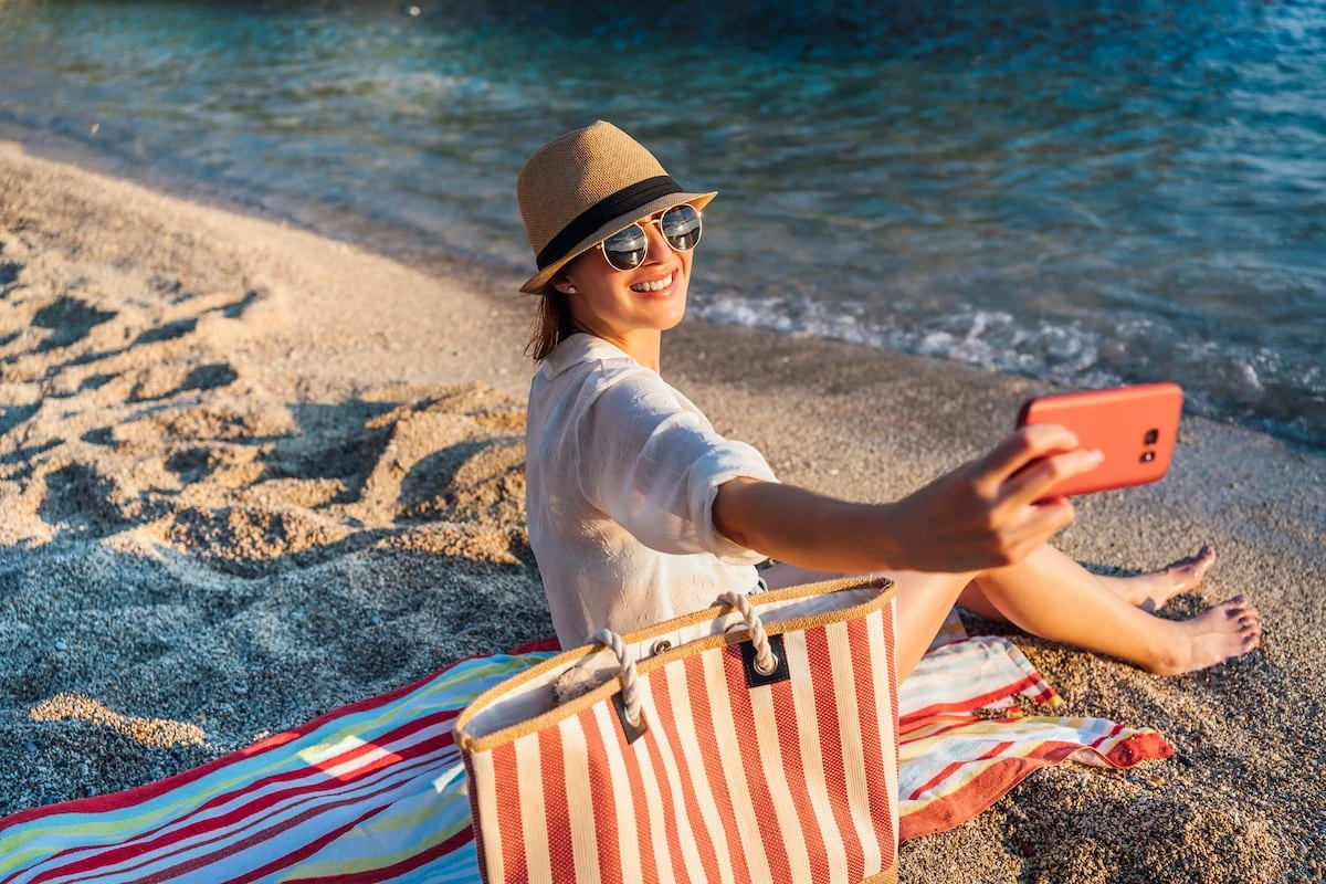 ¿Cómo proteger el móvil del agua o el calor en la playa? Los accesorios que no deben faltar
