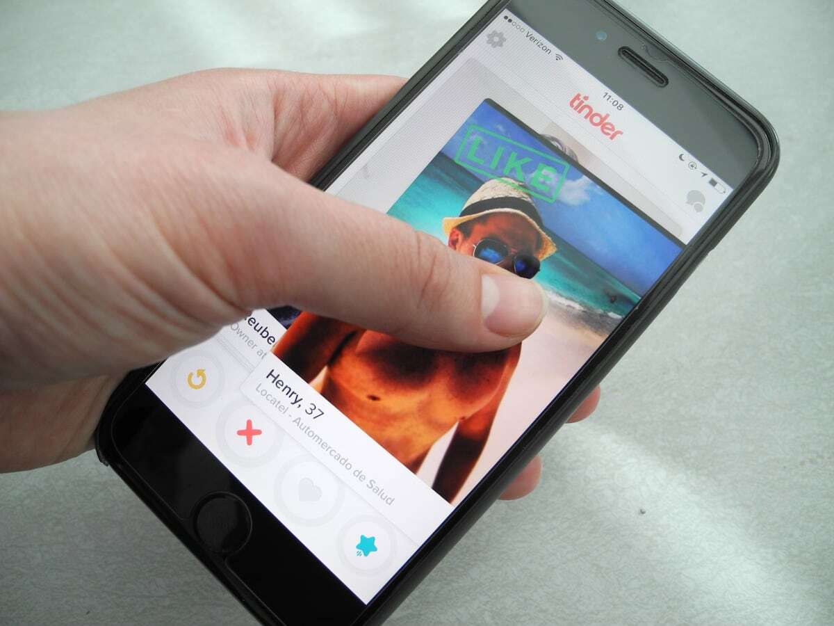 Tinder cesa a su consejero delegado tras reducir sus beneficios un 15% en 2024