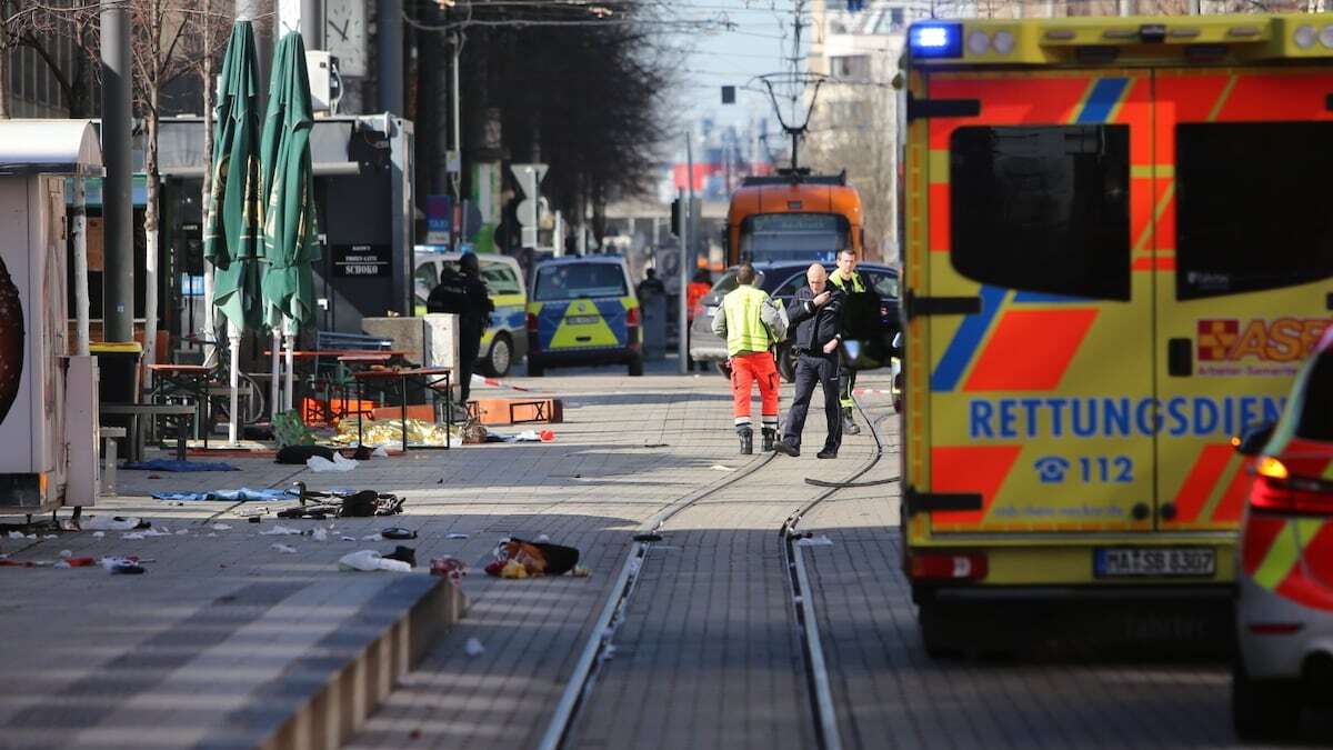 Un coche atropella a una multitud en la ciudad alemana de Mannheim