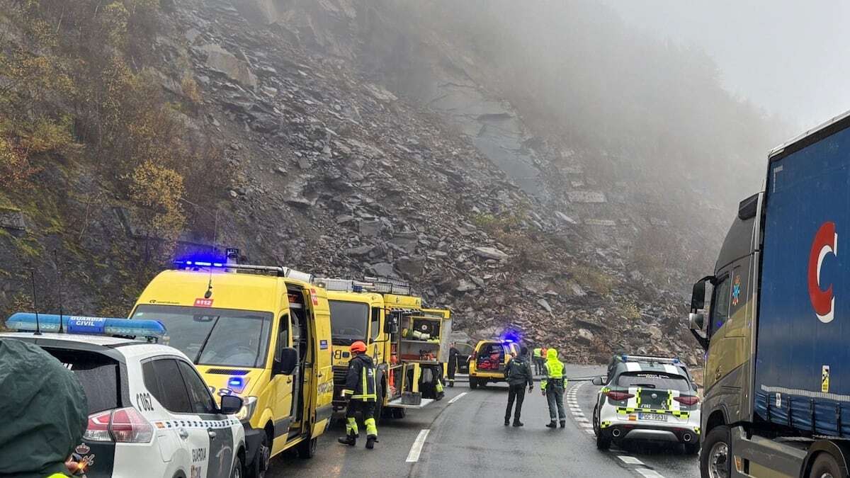 El desplome de una ladera obliga a cortar la principal carretera entre Asturias y la meseta