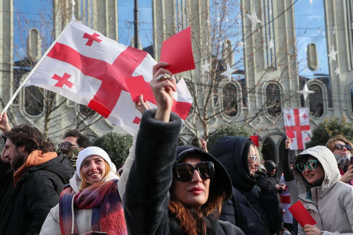 Miles de personas protestan en Georgia contra la llegada a la presidencia del populista y prorruso Míjeil Kavelashvili